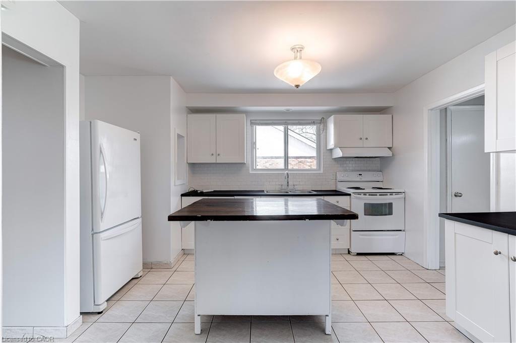 Upper-164 West 19Th Street, Hamilton, ON - Indoor Photo Showing Kitchen With Double Sink