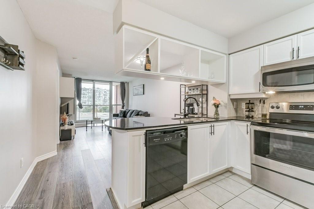 701-4080 Living Arts Drive, Mississauga, ON - Indoor Photo Showing Kitchen