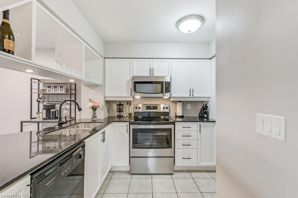 701-4080 Living Arts Drive, Mississauga, ON - Indoor Photo Showing Kitchen With Double Sink