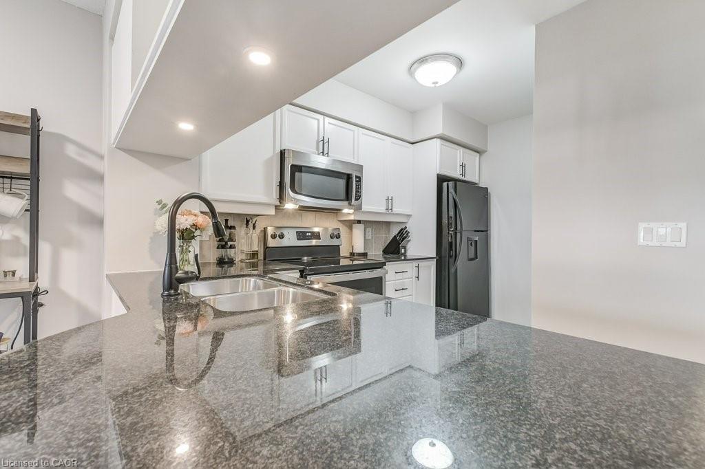 701-4080 Living Arts Drive, Mississauga, ON - Indoor Photo Showing Kitchen With Double Sink With Upgraded Kitchen