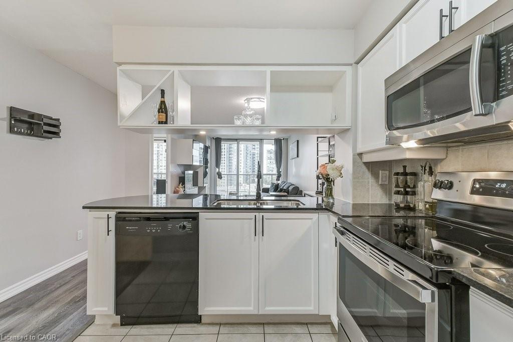 701-4080 Living Arts Drive, Mississauga, ON - Indoor Photo Showing Kitchen With Upgraded Kitchen