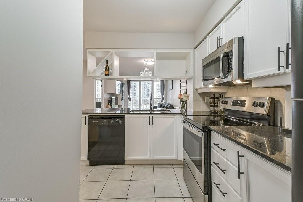 701-4080 Living Arts Drive, Mississauga, ON - Indoor Photo Showing Kitchen
