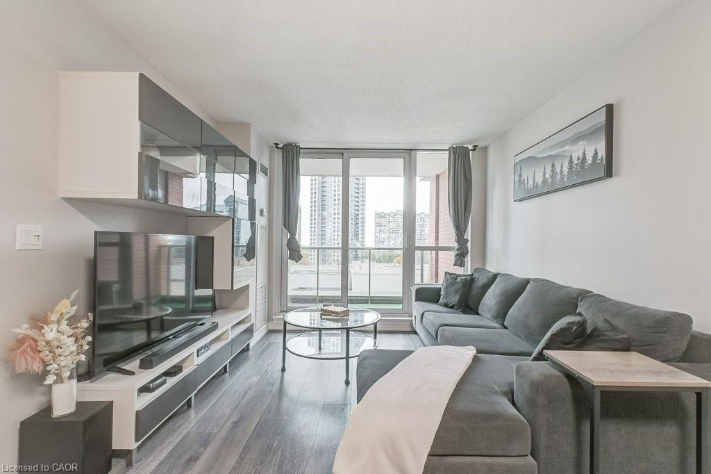 701-4080 Living Arts Drive, Mississauga, ON - Indoor Photo Showing Living Room