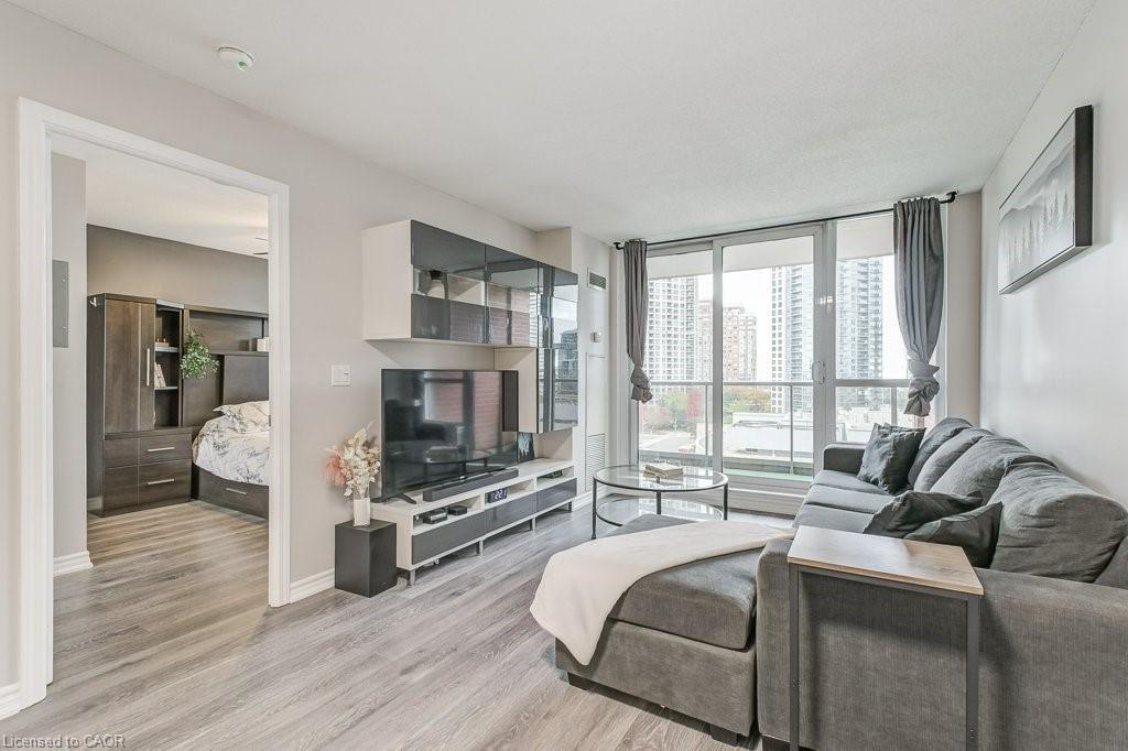 701-4080 Living Arts Drive, Mississauga, ON - Indoor Photo Showing Living Room