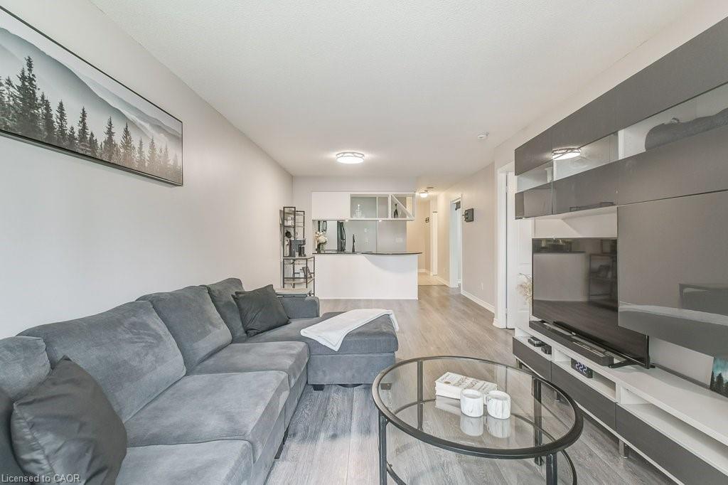 701-4080 Living Arts Drive, Mississauga, ON - Indoor Photo Showing Living Room