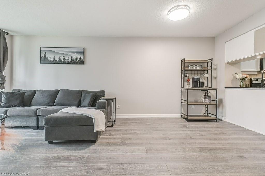 701-4080 Living Arts Drive, Mississauga, ON - Indoor Photo Showing Living Room