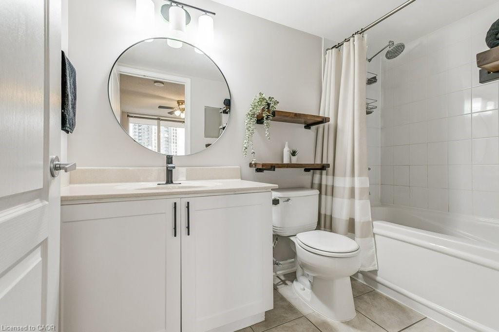 701-4080 Living Arts Drive, Mississauga, ON - Indoor Photo Showing Bathroom
