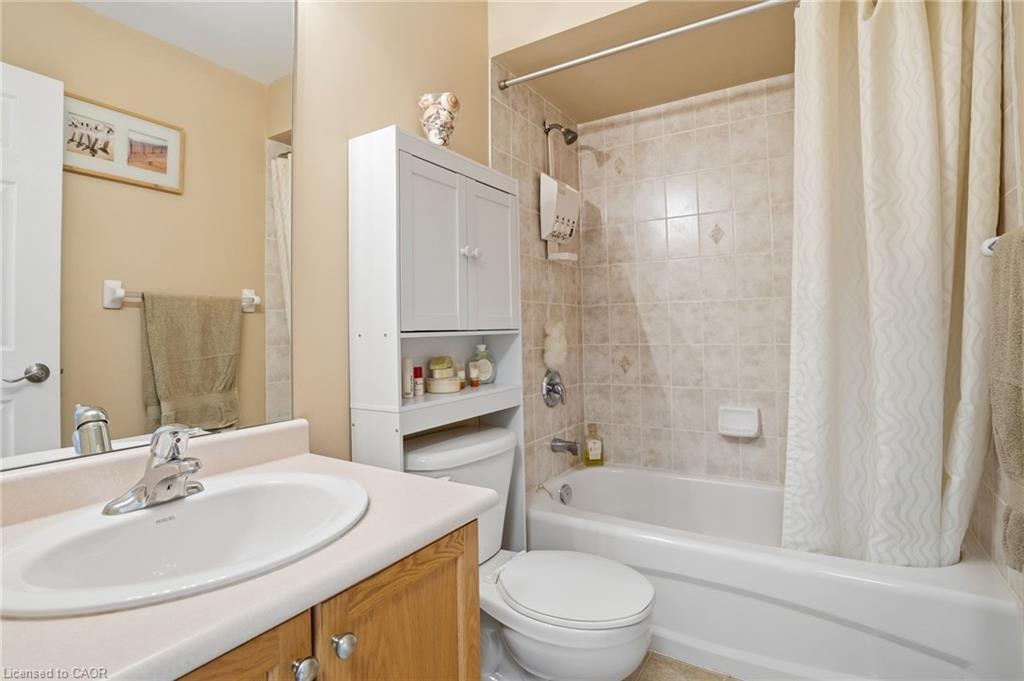 213 Windwood Drive, Binbrook, ON - Indoor Photo Showing Bathroom