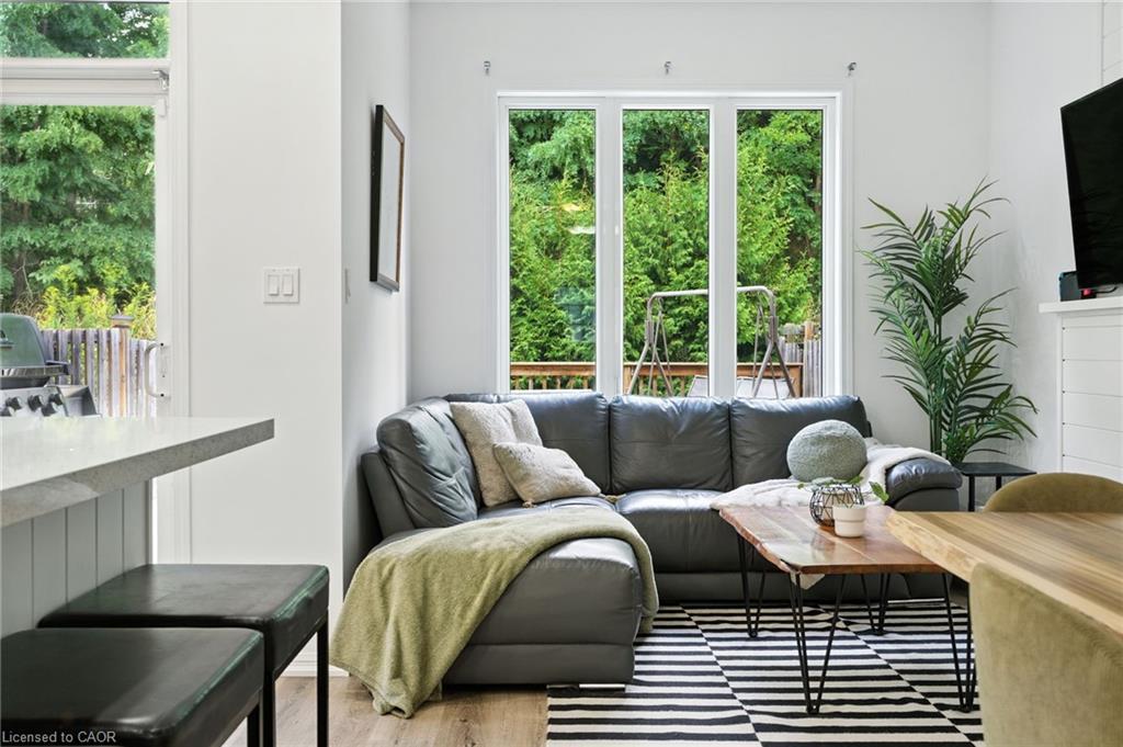 61-21 Diana Avenue, Brantford, ON - Indoor Photo Showing Living Room