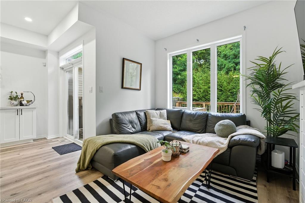 61-21 Diana Avenue, Brantford, ON - Indoor Photo Showing Living Room