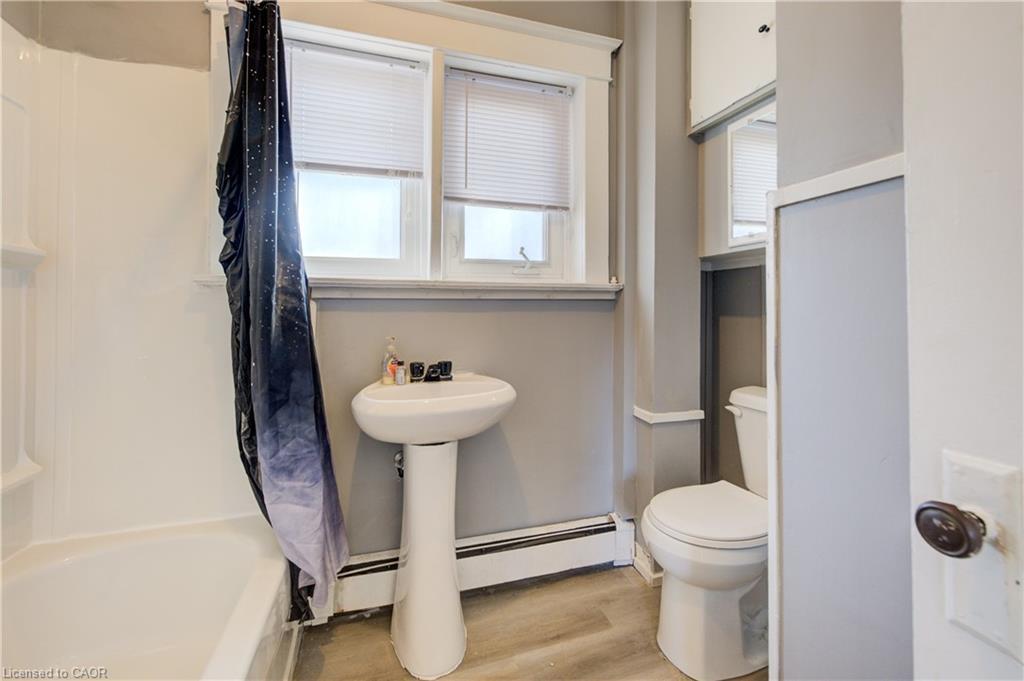 698 King Street W, Kitchener, ON - Indoor Photo Showing Bathroom