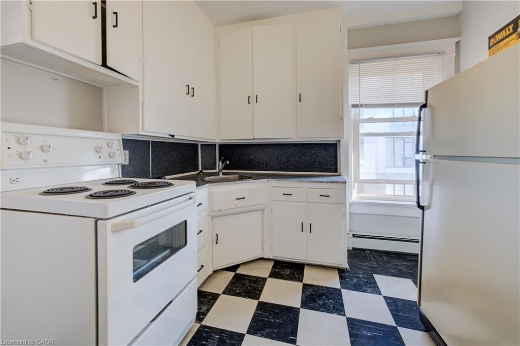 698 King Street W, Kitchener, ON - Indoor Photo Showing Kitchen