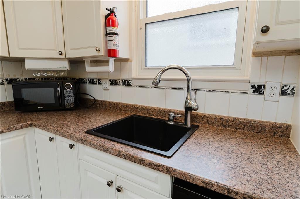 1209 Valentine Drive, Cambridge, ON - Indoor Photo Showing Kitchen