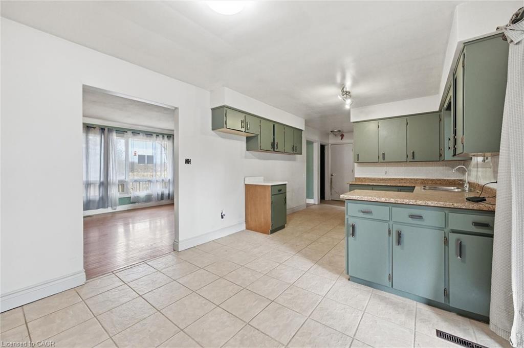 8520 Sixteen Road, Caistor Centre, ON - Indoor Photo Showing Other Room