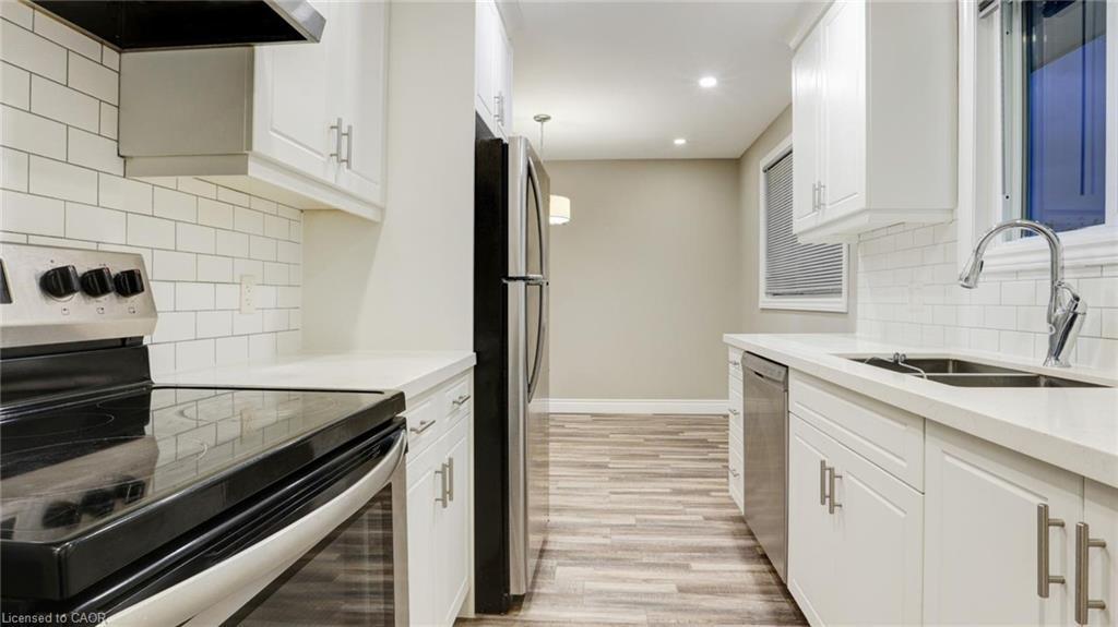 55 Silver Aspen Crescent, Kitchener, ON - Indoor Photo Showing Kitchen With Double Sink With Upgraded Kitchen