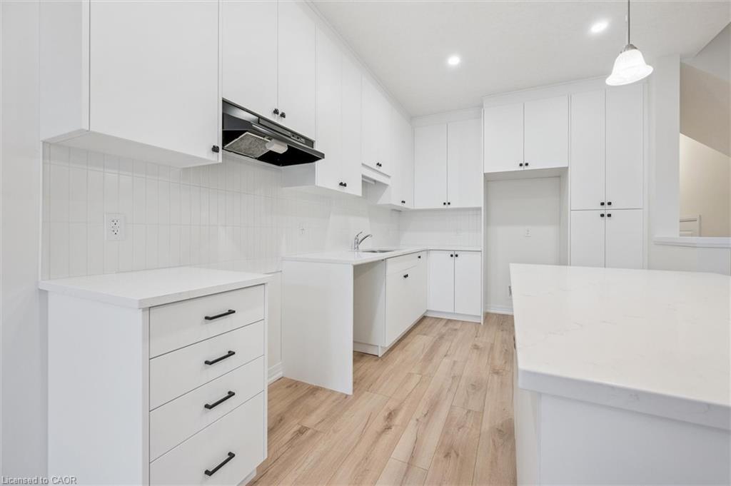 105 Winter Wren Crescent, Kitchener, ON - Indoor Photo Showing Kitchen