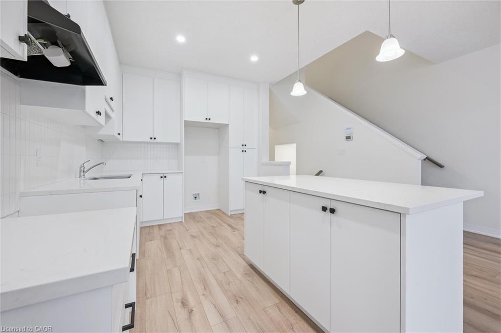 105 Winter Wren Crescent, Kitchener, ON - Indoor Photo Showing Kitchen