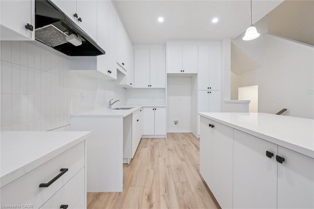 105 Winter Wren Crescent, Kitchener, ON - Indoor Photo Showing Kitchen