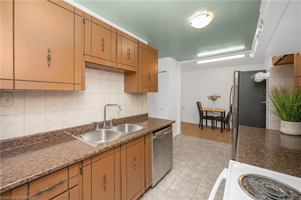 124-100 Quigley Road, Hamilton, ON - Indoor Photo Showing Kitchen With Double Sink