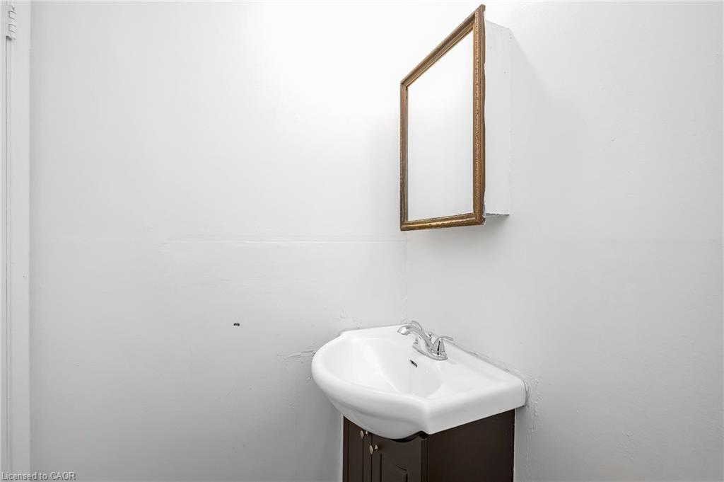 124-100 Quigley Road, Hamilton, ON - Indoor Photo Showing Bathroom