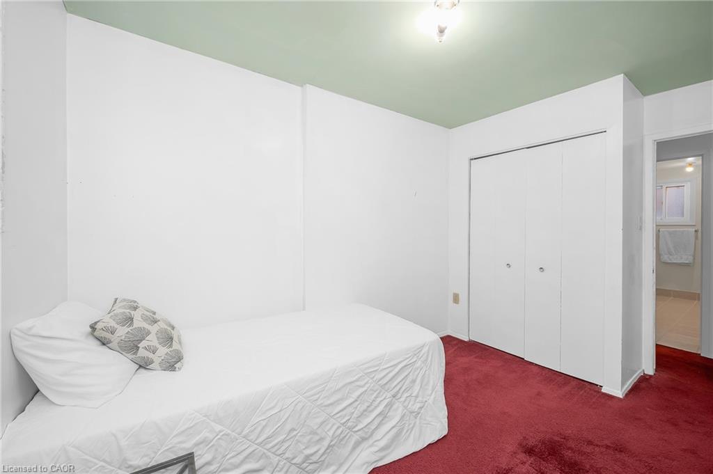 124-100 Quigley Road, Hamilton, ON - Indoor Photo Showing Bedroom