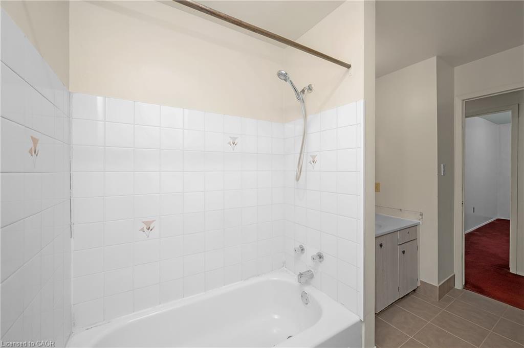 124-100 Quigley Road, Hamilton, ON - Indoor Photo Showing Bathroom