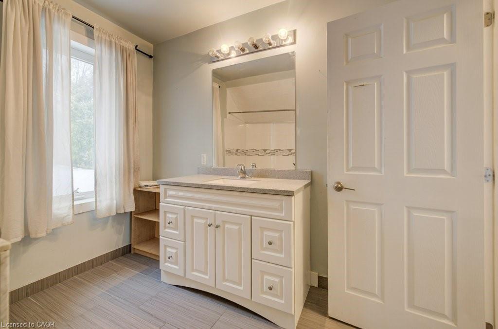 52 Chapel Street, Kitchener, ON - Indoor Photo Showing Bathroom