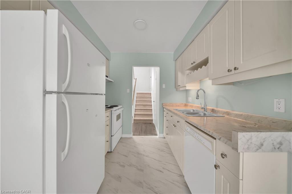 4-417 Keats Way, Waterloo, ON - Indoor Photo Showing Kitchen With Double Sink