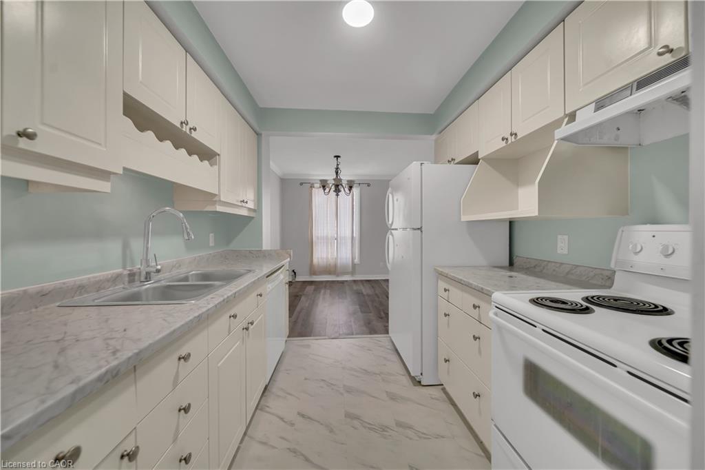 4-417 Keats Way, Waterloo, ON - Indoor Photo Showing Kitchen With Double Sink