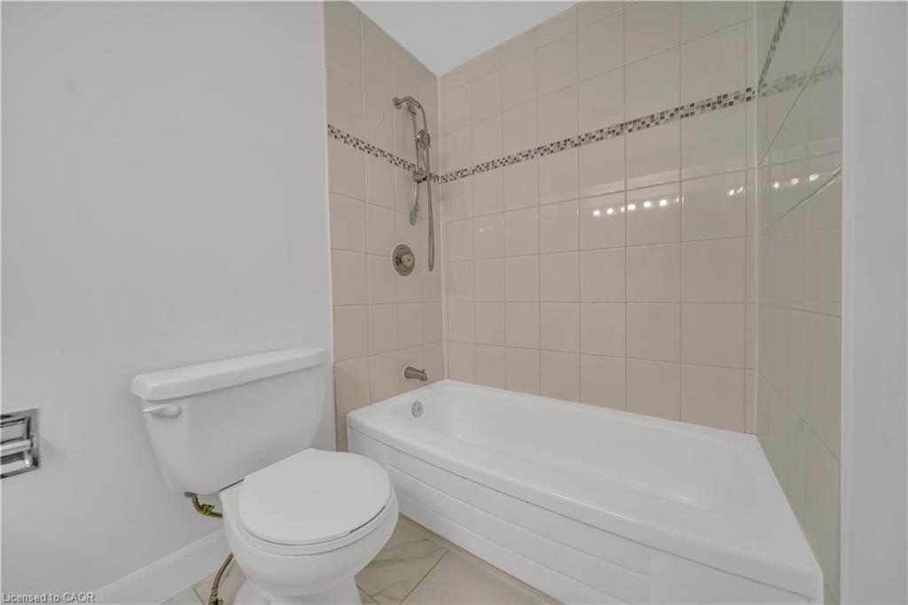 4-417 Keats Way, Waterloo, ON - Indoor Photo Showing Bathroom
