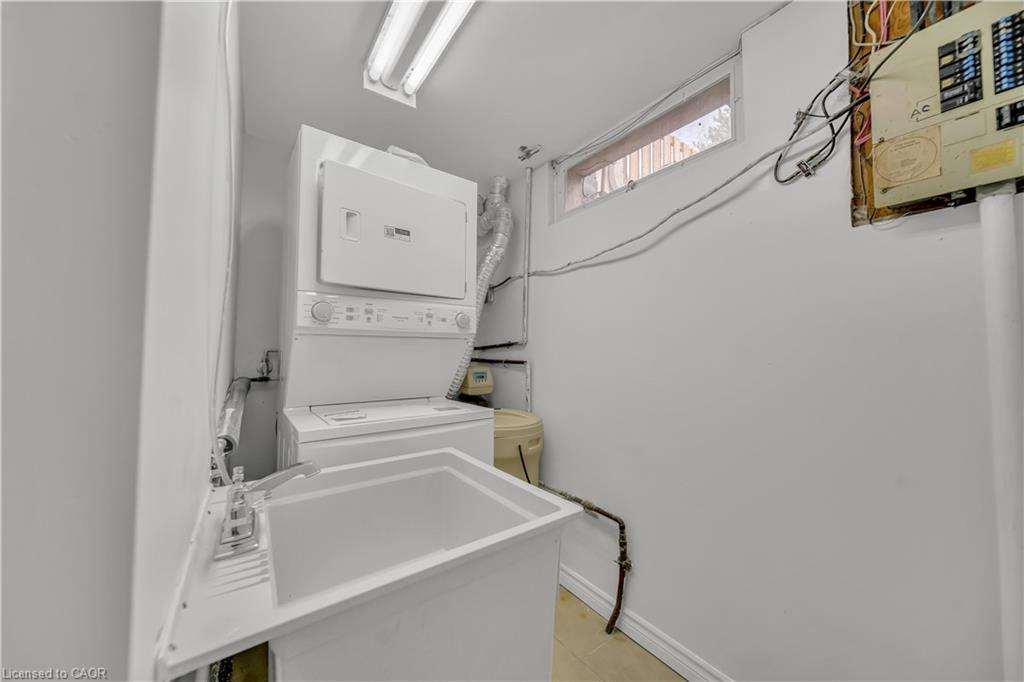 4-417 Keats Way, Waterloo, ON - Indoor Photo Showing Laundry Room