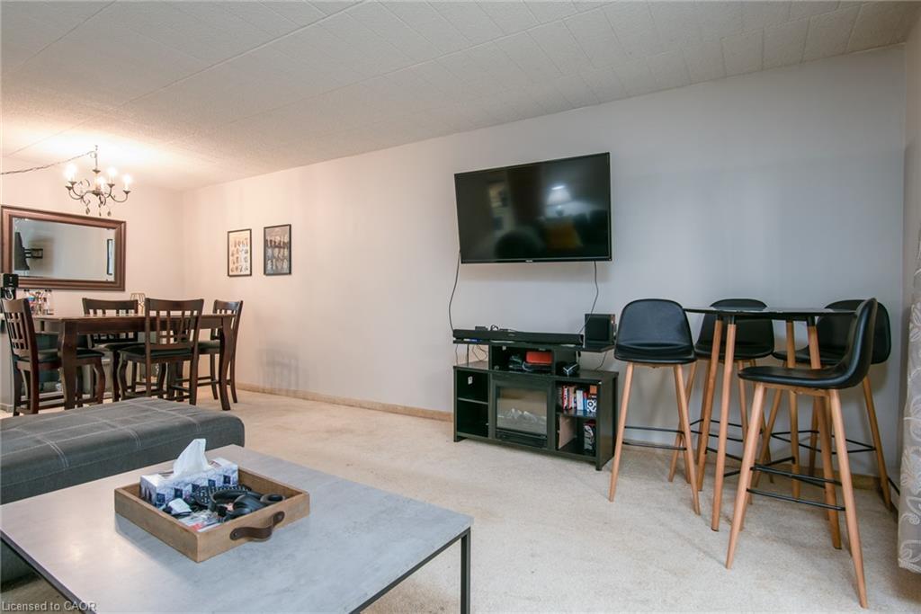 104-71 Vanier Drive, Kitchener, ON - Indoor Photo Showing Living Room