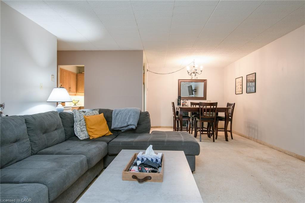 104-71 Vanier Drive, Kitchener, ON - Indoor Photo Showing Living Room