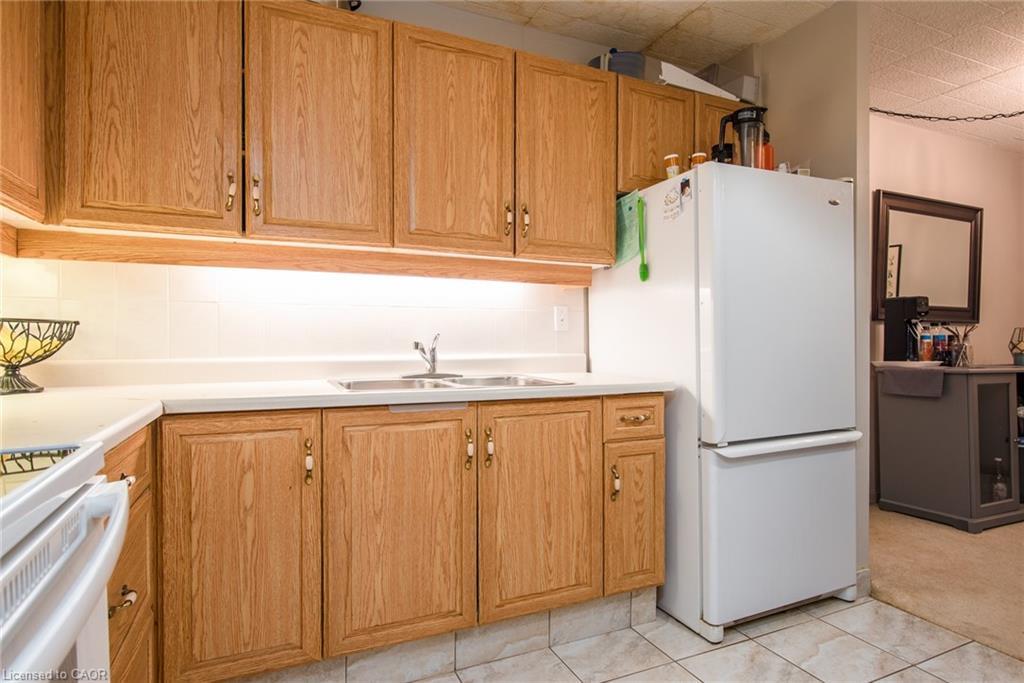 104-71 Vanier Drive, Kitchener, ON - Indoor Photo Showing Kitchen With Double Sink
