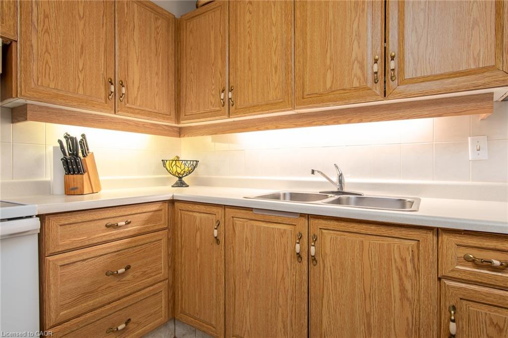 104-71 Vanier Drive, Kitchener, ON - Indoor Photo Showing Kitchen With Double Sink