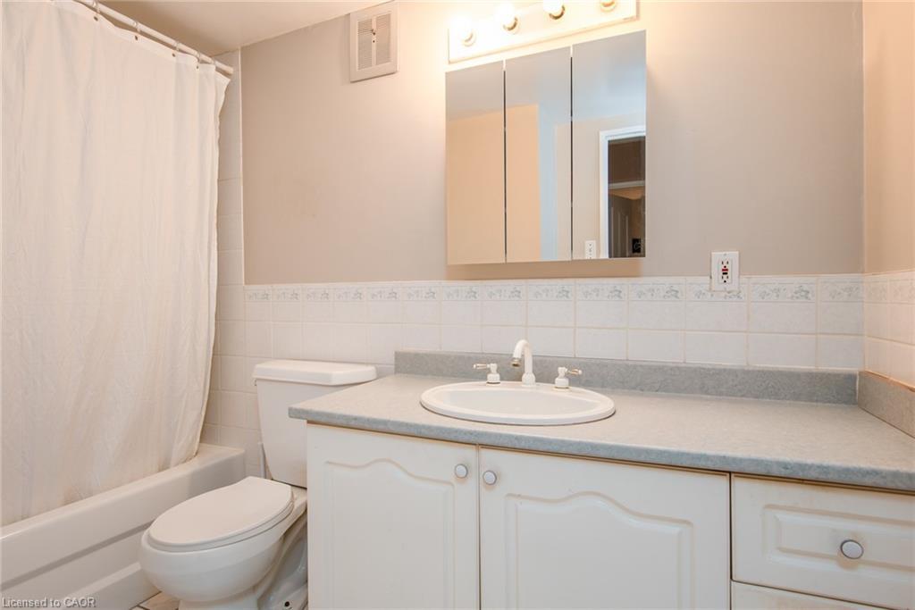 104-71 Vanier Drive, Kitchener, ON - Indoor Photo Showing Bathroom