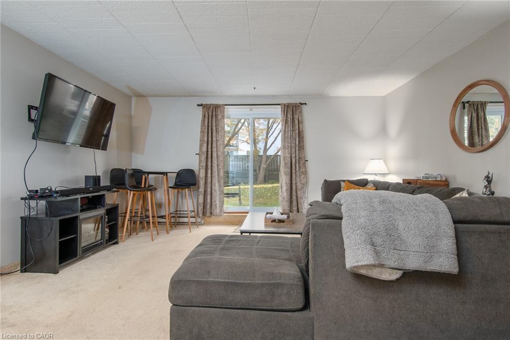 104-71 Vanier Drive, Kitchener, ON - Indoor Photo Showing Living Room