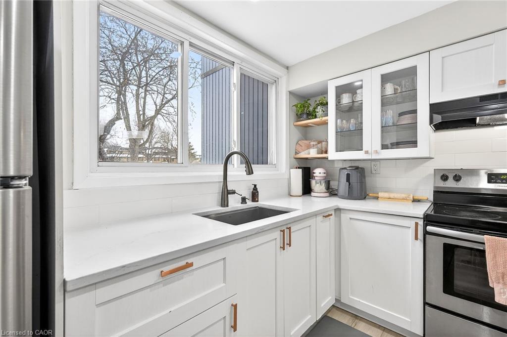 B63-25 Britten Close, Hamilton, ON - Indoor Photo Showing Kitchen With Upgraded Kitchen