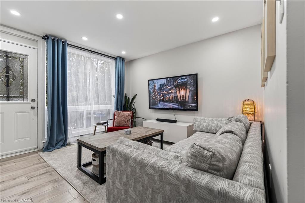 B63-25 Britten Close, Hamilton, ON - Indoor Photo Showing Living Room