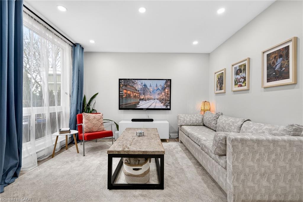 B63-25 Britten Close, Hamilton, ON - Indoor Photo Showing Living Room