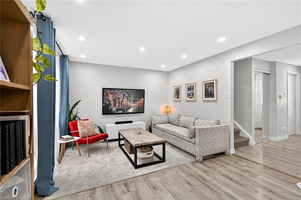 B63-25 Britten Close, Hamilton, ON - Indoor Photo Showing Living Room