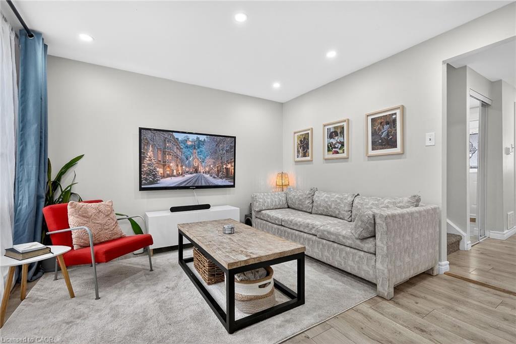 B63-25 Britten Close, Hamilton, ON - Indoor Photo Showing Living Room