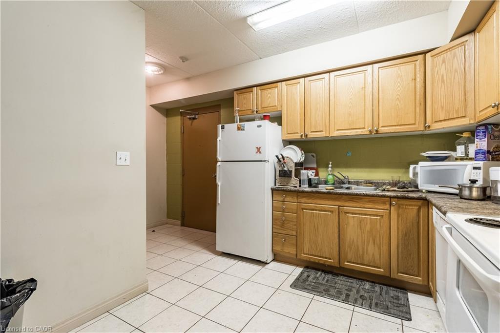 101-253 Lester Street, Waterloo, ON - Indoor Photo Showing Kitchen With Double Sink