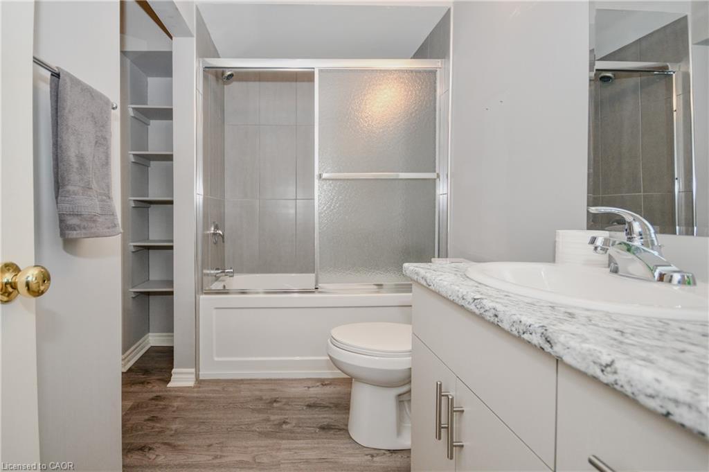 4-25 Elgin Street N, Cambridge, ON - Indoor Photo Showing Bathroom