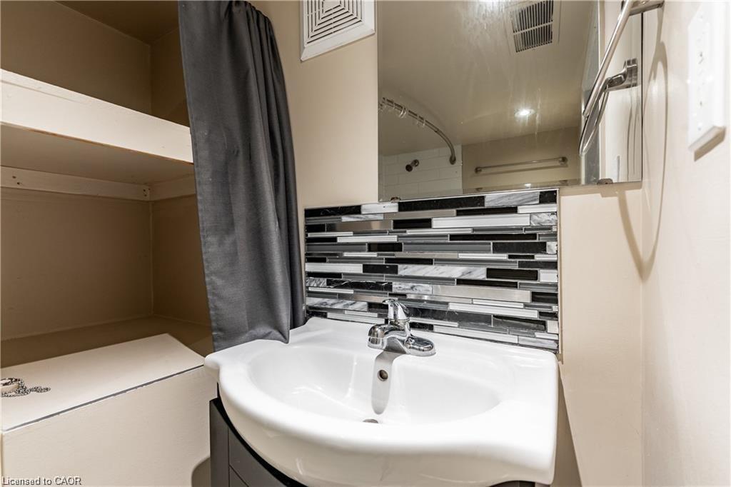 B-9 Blythe Street, Hamilton, ON - Indoor Photo Showing Bathroom