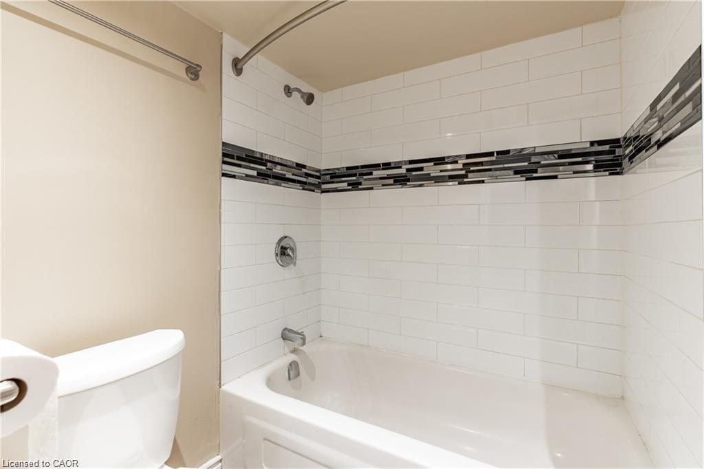 B-9 Blythe Street, Hamilton, ON - Indoor Photo Showing Bathroom