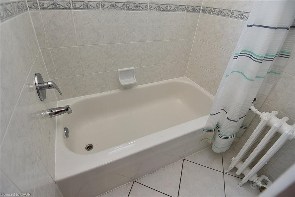 6-29 Sherman Avenue S, Hamilton, ON - Indoor Photo Showing Bathroom