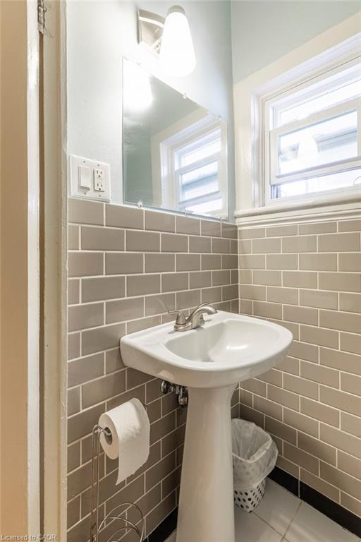21 Fullerton Avenue, Hamilton, ON - Indoor Photo Showing Bathroom