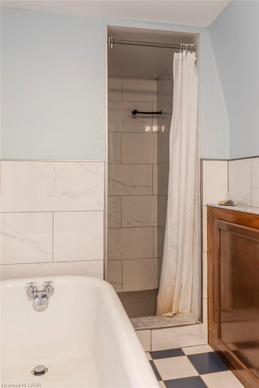 21 Fullerton Avenue, Hamilton, ON - Indoor Photo Showing Bathroom