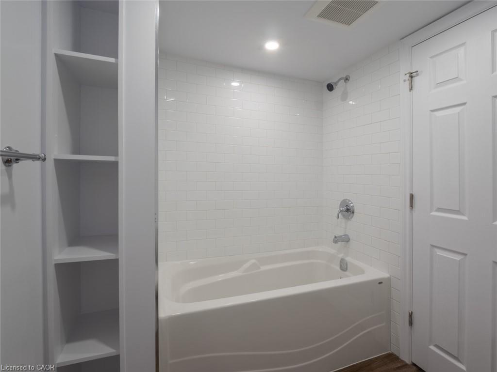 3-116 Myrtle Avenue, Hamilton, ON - Indoor Photo Showing Bathroom